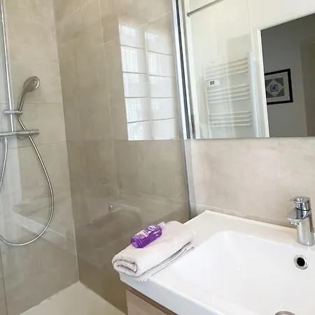 Spacieux Et - Vieux 5 Mn' A Pied Apartman